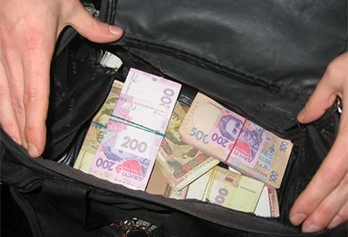 В Павлограді затримали іноземця, який вкрав з авто 200 тис. гривень