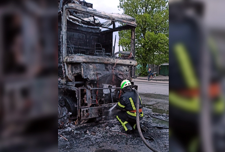 На лівобережжі міста палала вантажівка (фото)