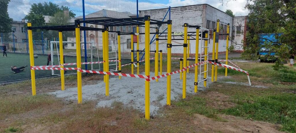 У Дніпрі на Північному почали встановлювати новий спорткомплекс