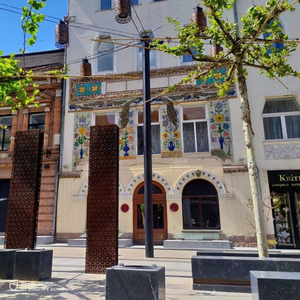 На яких вулицях Дніпра можна побачити українські орнаменти?