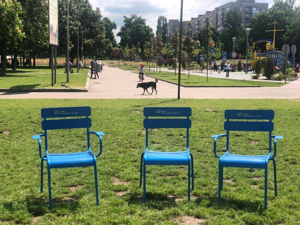 У сквері Усачова з’явились “люксембурзькі” стільці
