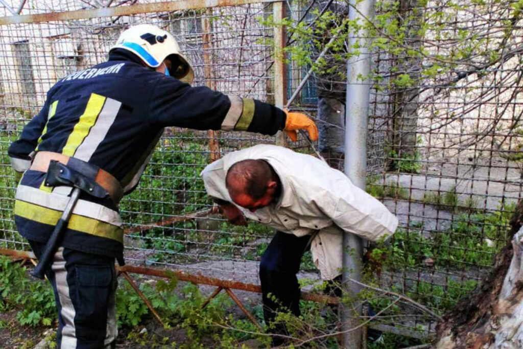 У П’ятихатках рятувальники з металевої пастки звільнили чоловіка