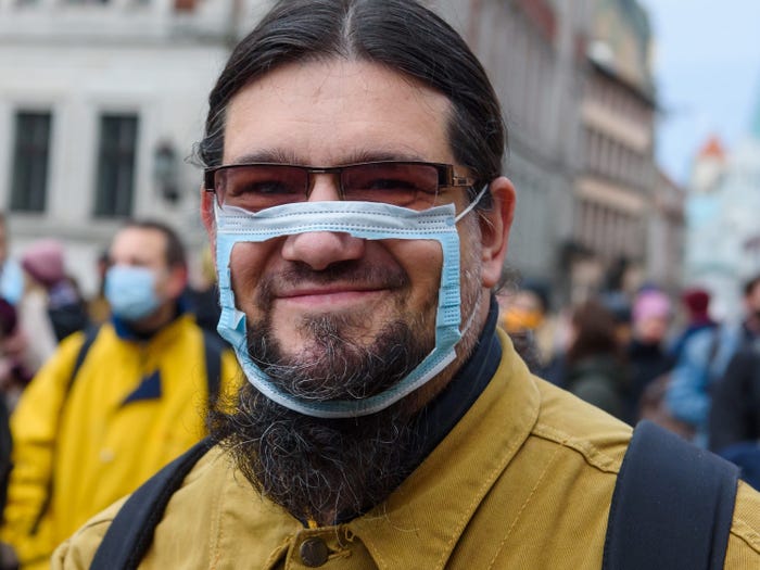 Вакцинованим американцям дозволили зняти маски