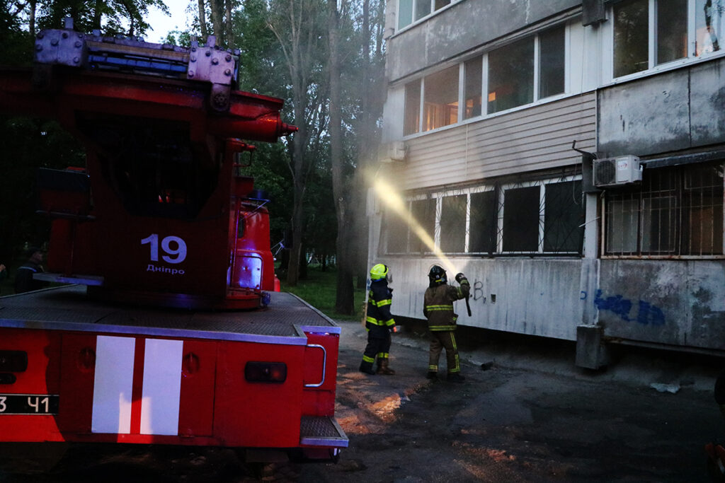 У Дніпрі вогнеборці ліквідували пожежу в багатоповерхівці (фото/відео)