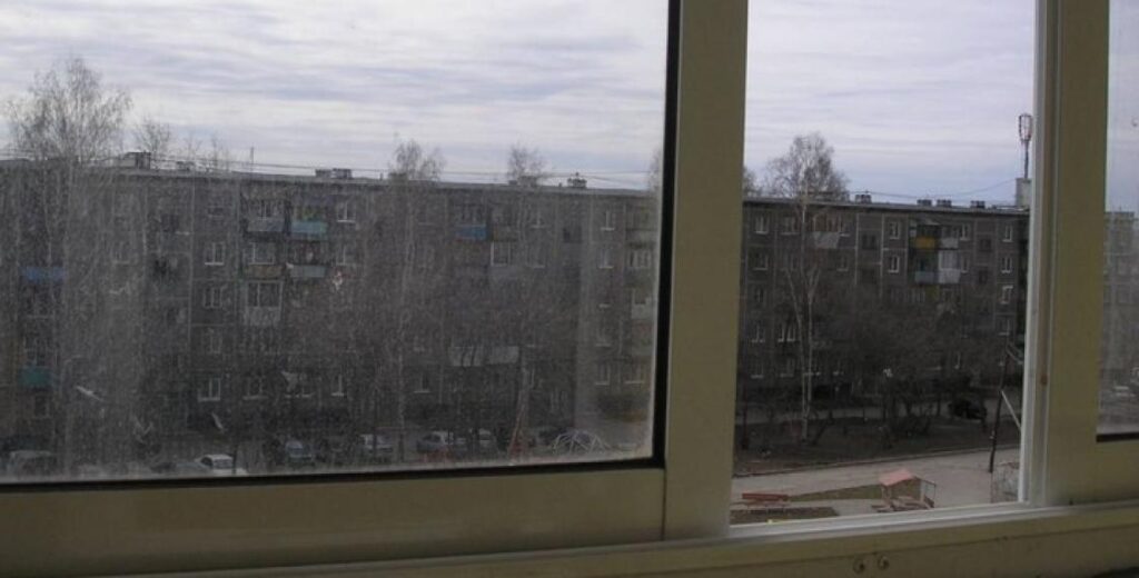 П’яна жінка стрибнула з вікна багатоповерхівки на очах родичів