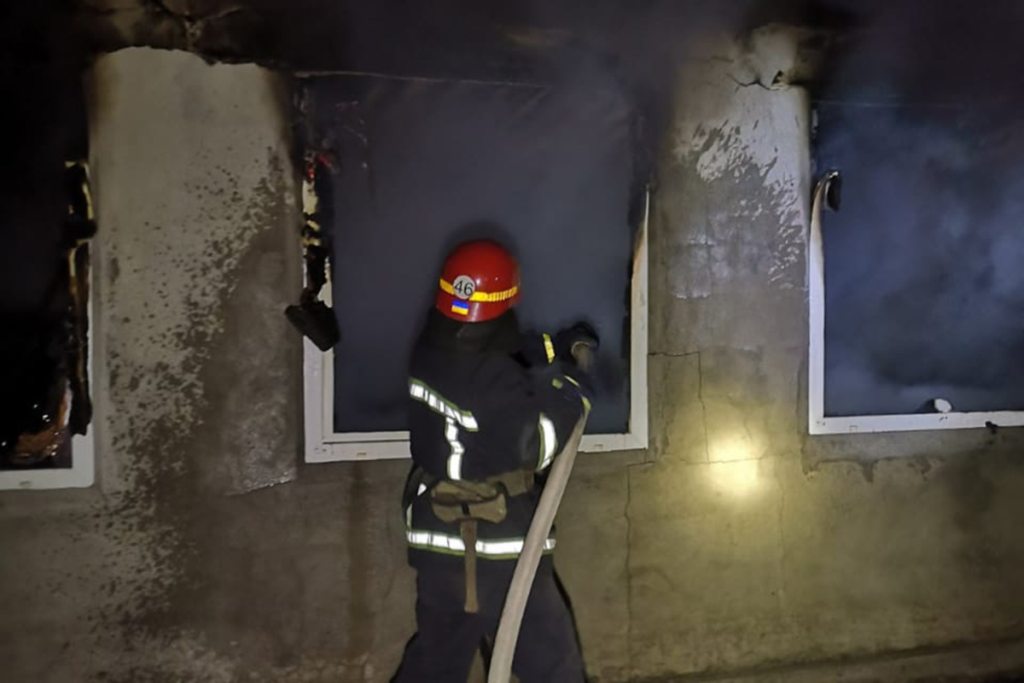 У Верхньодніпровському районі вогнеборці загасили пожежу в будинку