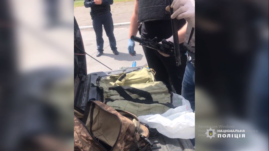Кам’янчанин перевозив у автомобілі гвинтівку, гранату та боєприпаси