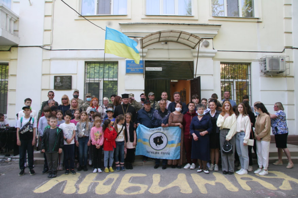 У двох школах Дніпра відкрилися меморіальні дошки загиблим захисникам України