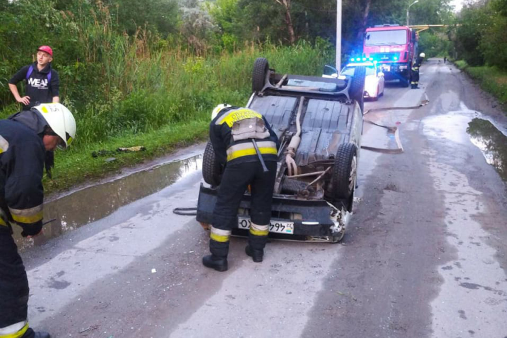 У Дніпрі за ранок перевернулося два легковики: вогнеборці запобігли займанням