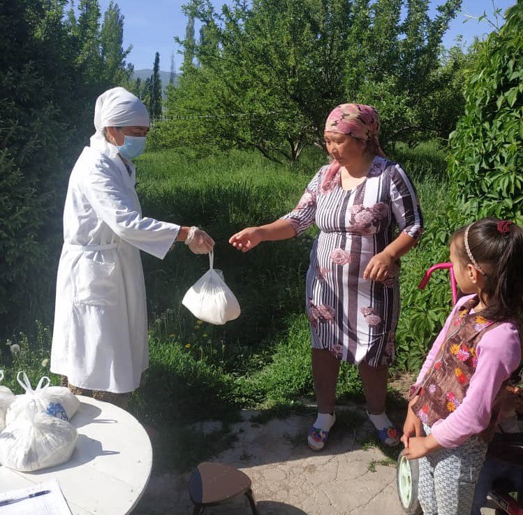 Батьки дітей молодшого шкільного віку отримують продовольство в Киргизстані