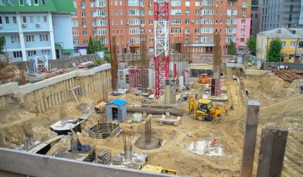 Війна із забудовником: у центрі Дніпра будинки сповзають у котлован