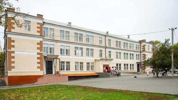 В Дніпрі вандали знищують відреконструйовану школу