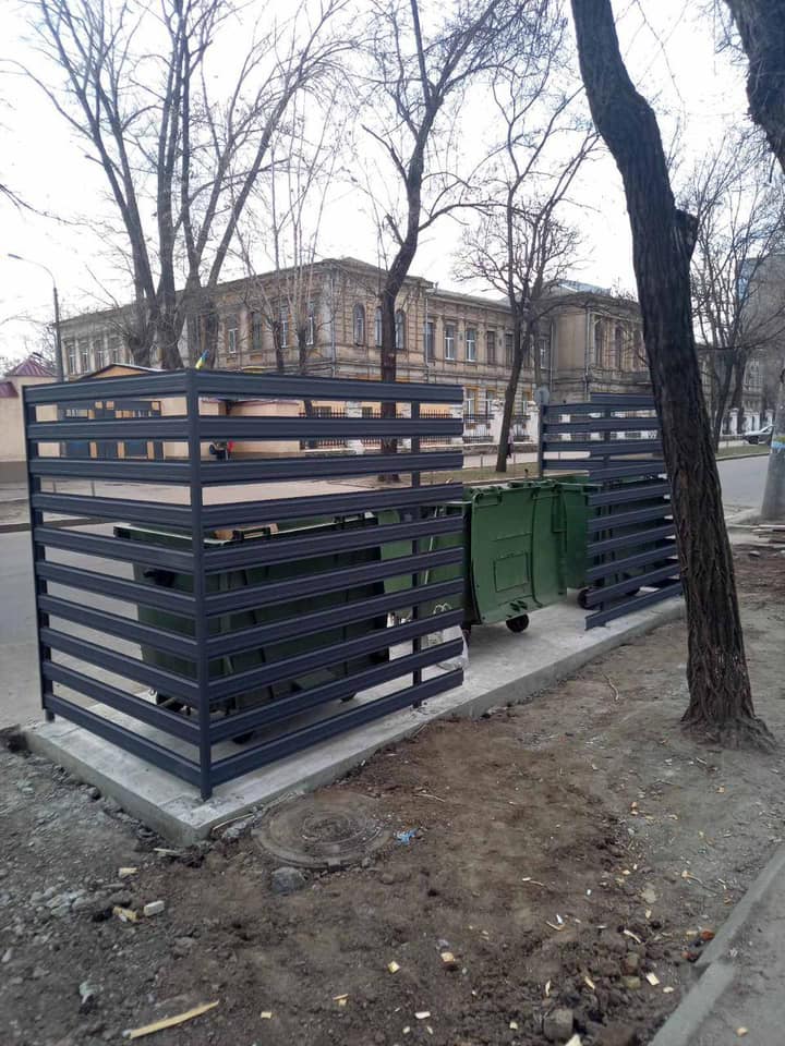 У Дніпрі встановлюють огорожі біля сміттєвих контейнерів