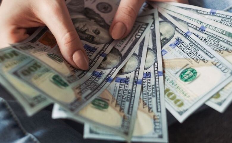 За хабар у 5 тисяч доларів США будуть судити співробітницю поліції та адвоката