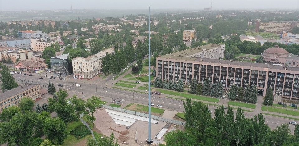 У Кривому Розі встановили 72-метровий флагшток