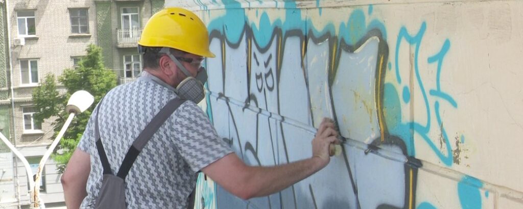 У Дніпрі волонтери відмивають будівлі міста від графіті
