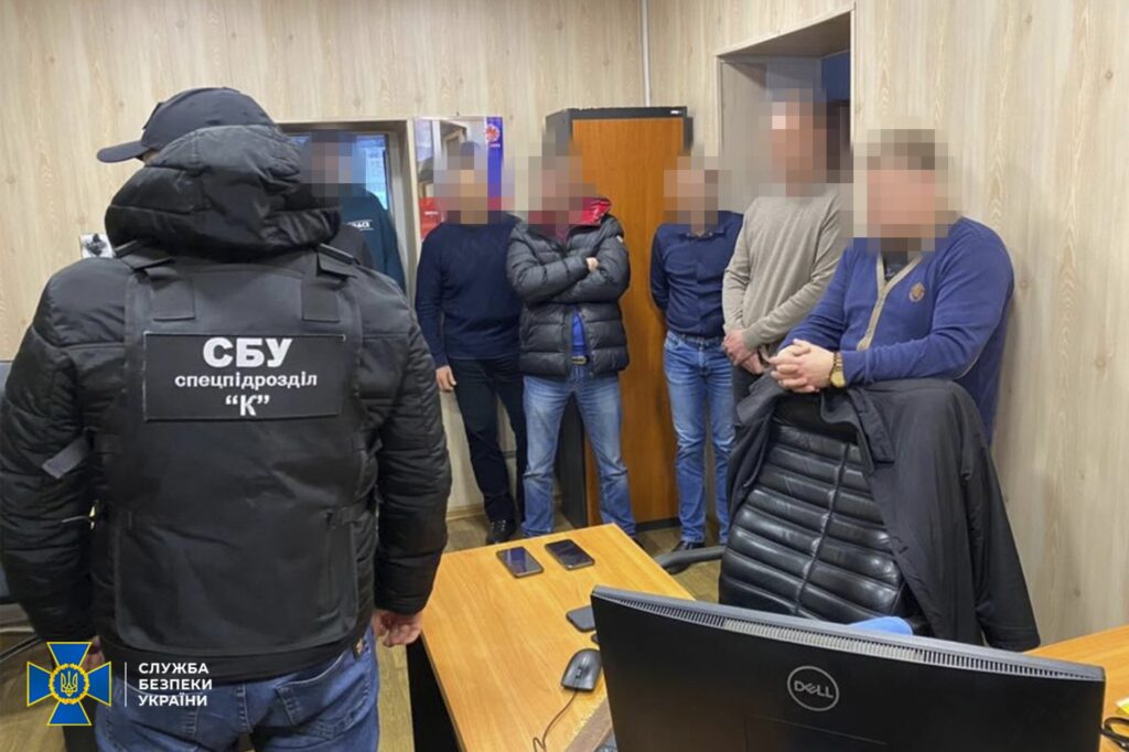 СБУ на Дніпропетровщині викрила масштабну корупційну схему по розмитненню авто