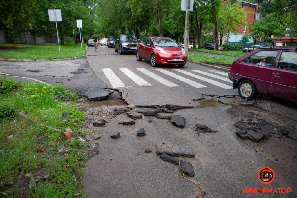 У Дніпрі через непогоду руйнуються стіни та асфальт