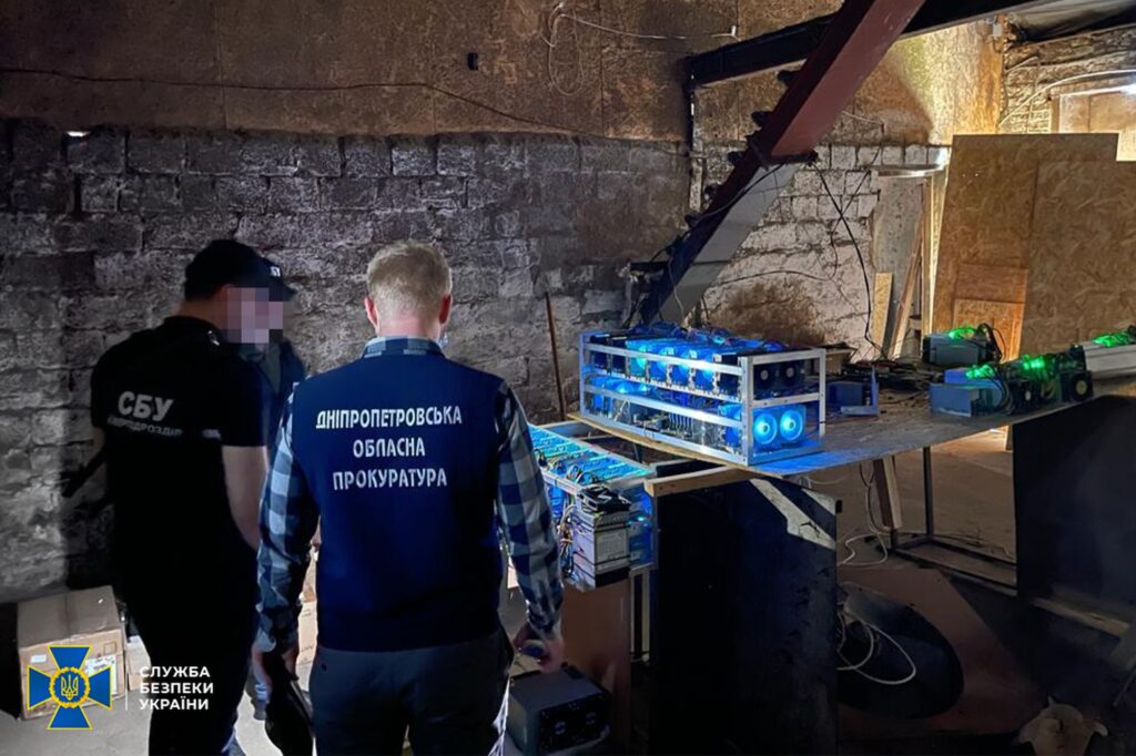 Криптовалюта «прямо із трансформатора»: СБУ на Дніпропетровщині заблокувала майнінг-ферму