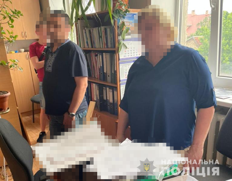 На Дніпропетровщині викрили на хабарництві посадовців обласного управління держпраці