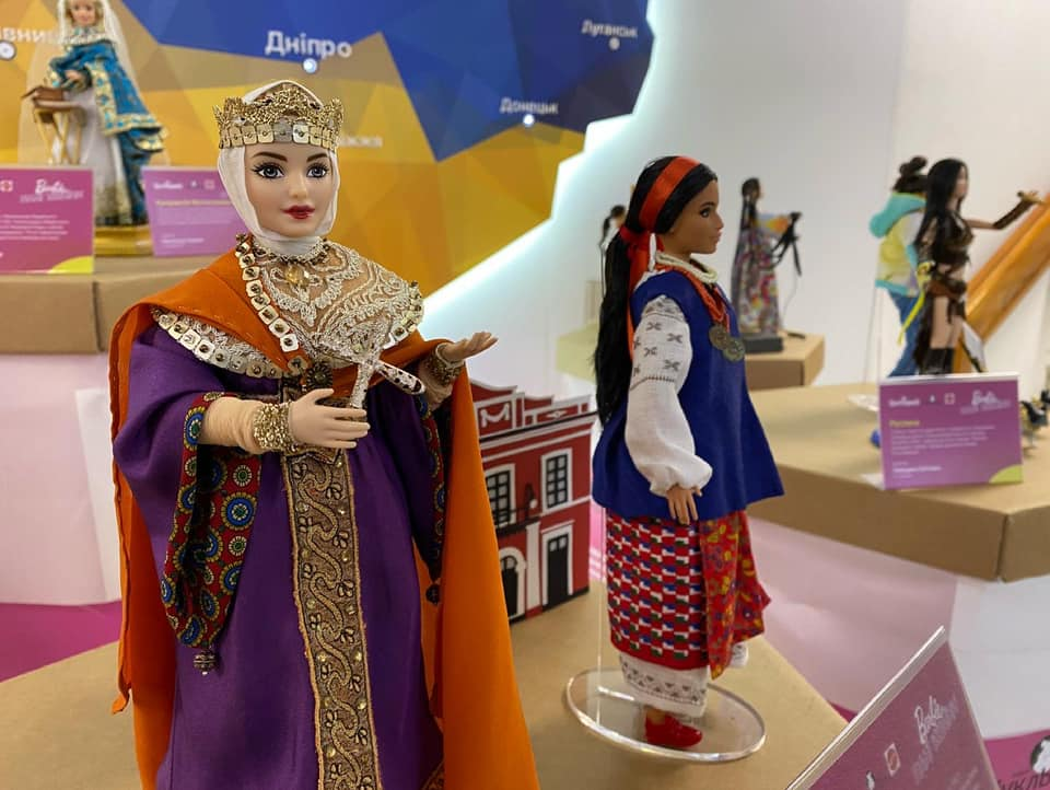 У Дніпрі відбулася виставка ляльок “Barbie: пані України”
