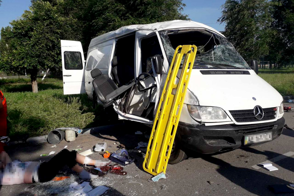 Жахливе ДТП під Нікополем: 2 людей загинуло, 8 – постраждало