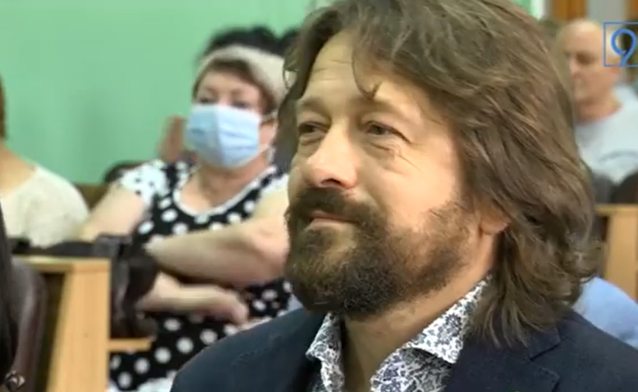 Новомосковських медиків зі святом привітав депутат облради Юрій Сімонов (відео)