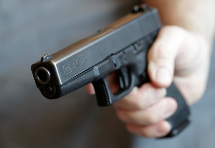 Поліцейські затримали криворіжця, який погрожував зброєю дітям