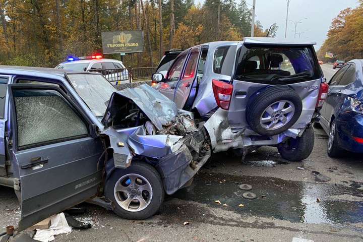 На Дніпропетровщині сталось ДТП: загинув водій та постраждали діти