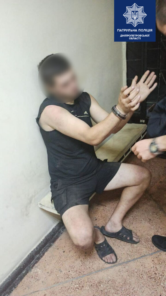 У Дніпрі чоловік кидався з ножами на оточуючих