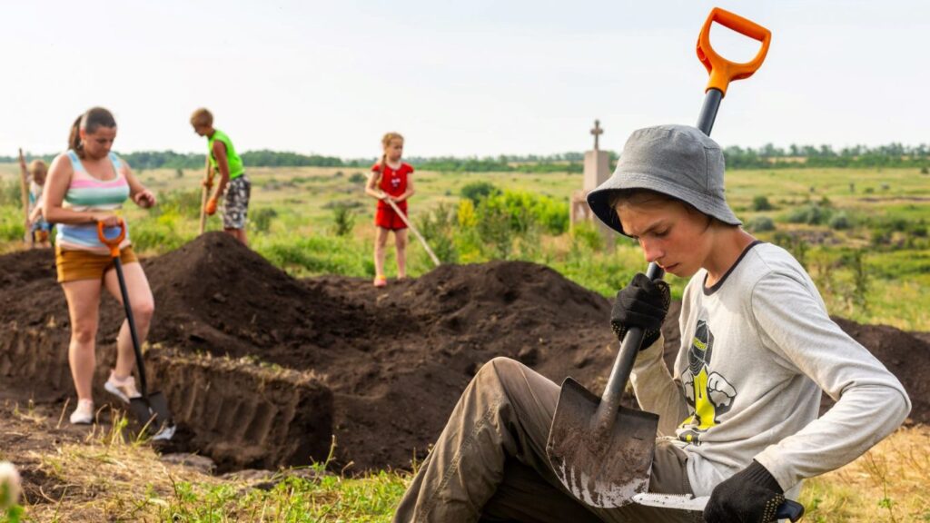 Кам’яна стела доби бронзи, ліпнинний посуд та кістки тварин: що знайшли археологи в селищі Токівське