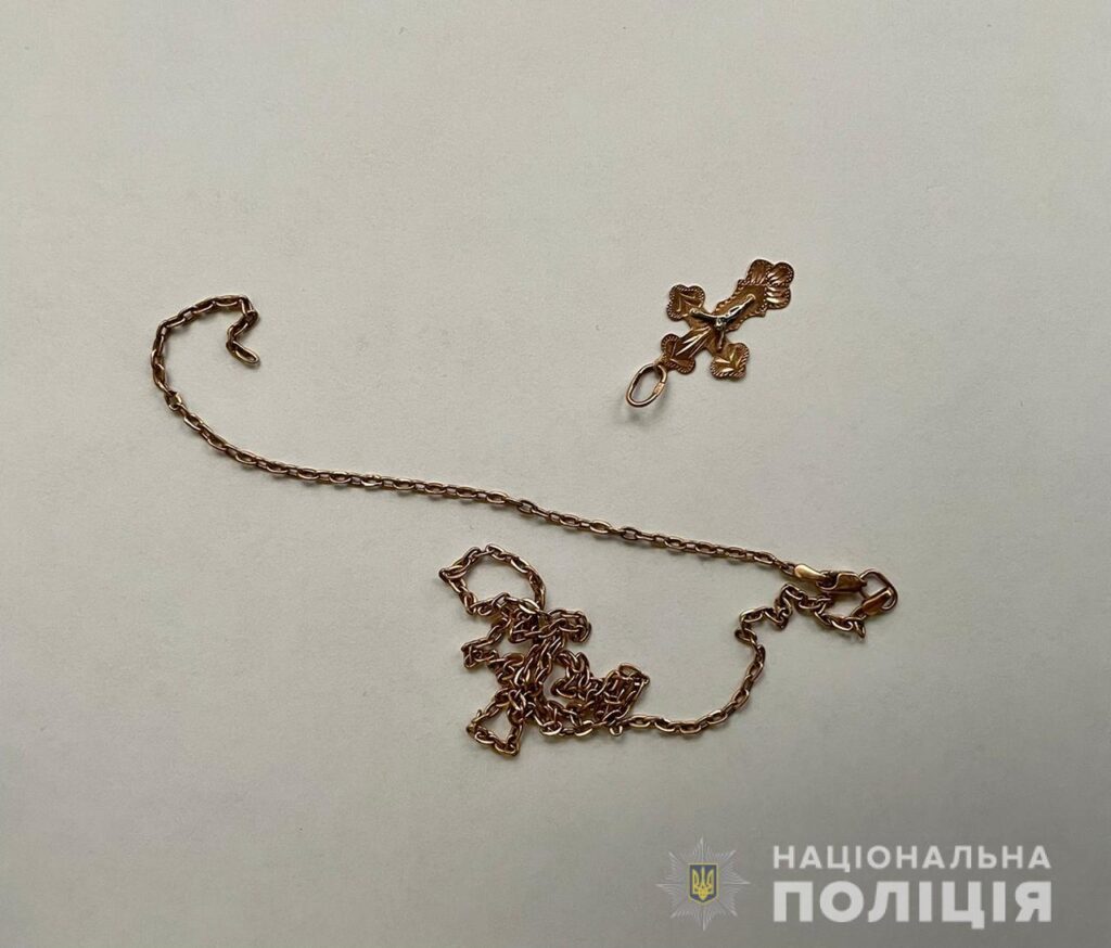 У Дніпрі грабіжник зірвав з дівчини золотий ланцюжок та втік