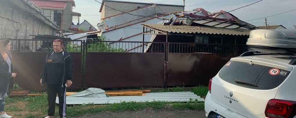 Повалені дерева та зірвані дахи. Наслідки негоди на Дніпропетровщині