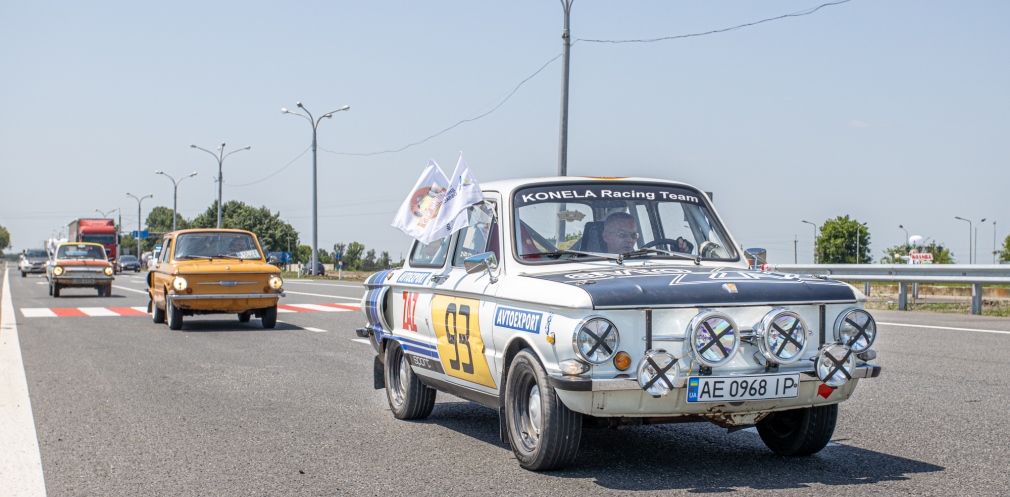 На Дніпропетровщині ретроавтівки перевірили якість відремонтованої ділянки траси Знам’янка-Луганськ-Ізварине