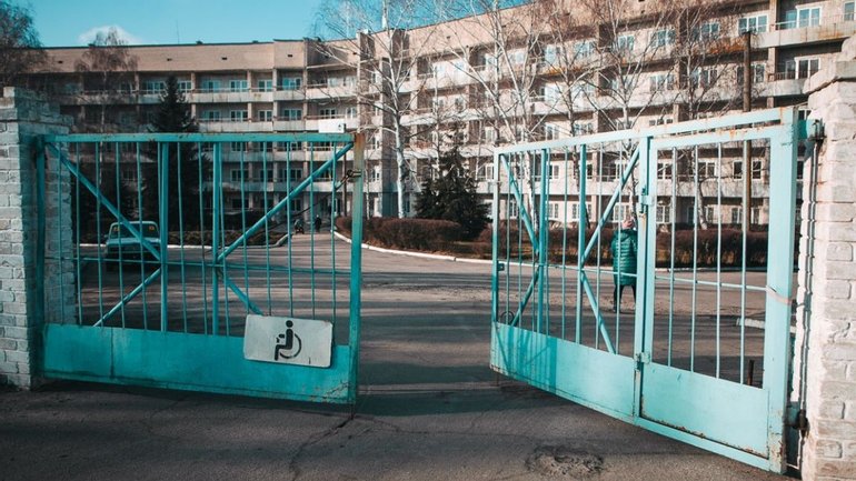 У геріатричному пансіонаті Дніпра медсестра знущалася з пацієнта