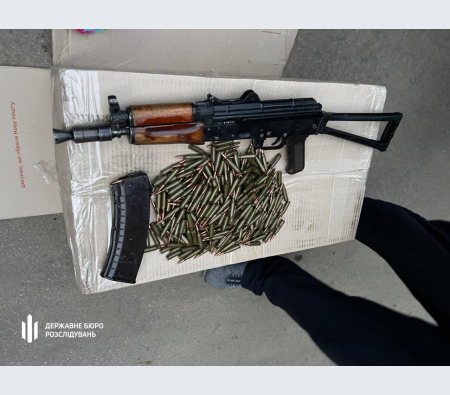На Дніпропетровщині затримали поліцейського, який незаконно зберігав автомат Калашникова