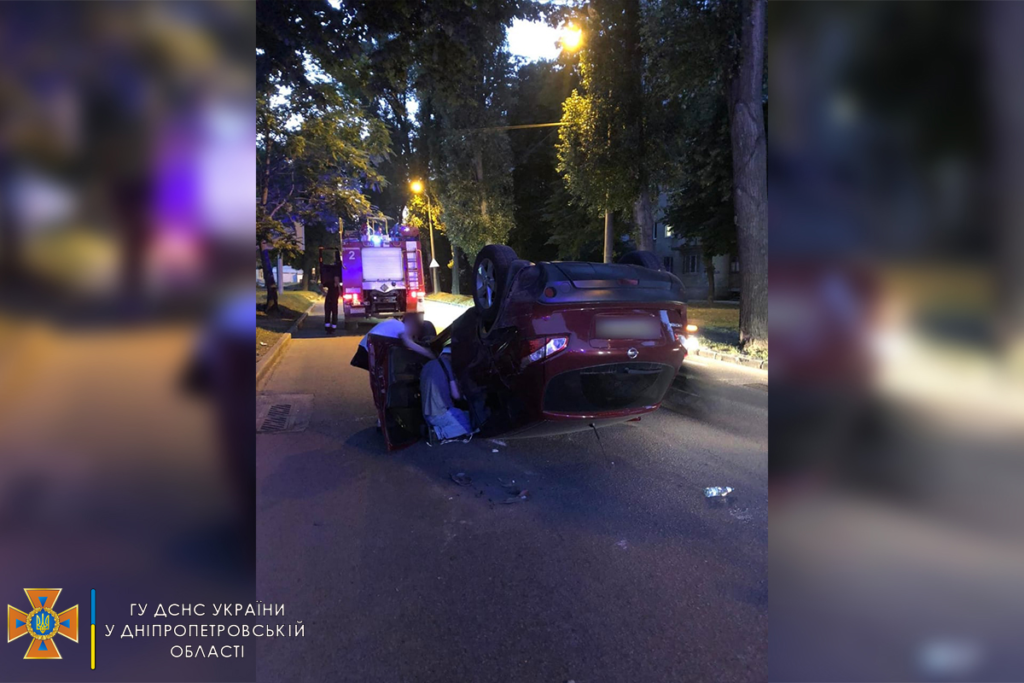 У Дніпрі зіштовхнулися Nissan і Renault: дві людини постраждало