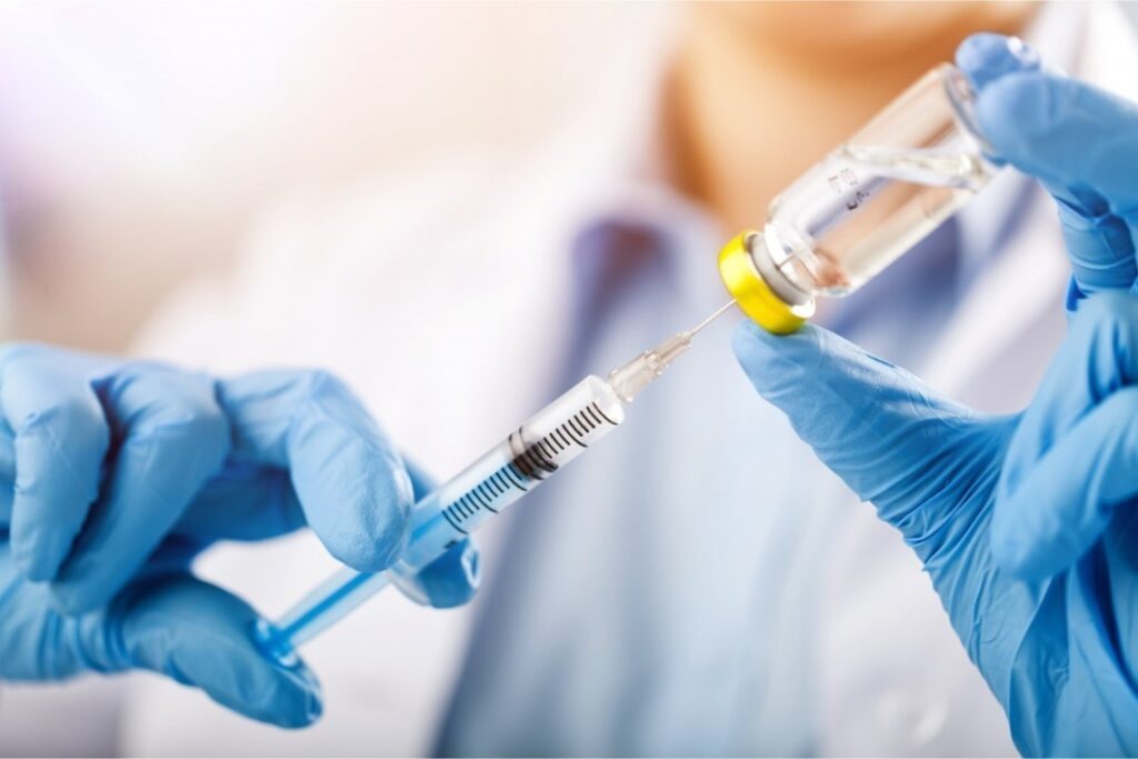 Чи можуть звільнити за відмову від вакцинації: роз’яснення Мінекономіки