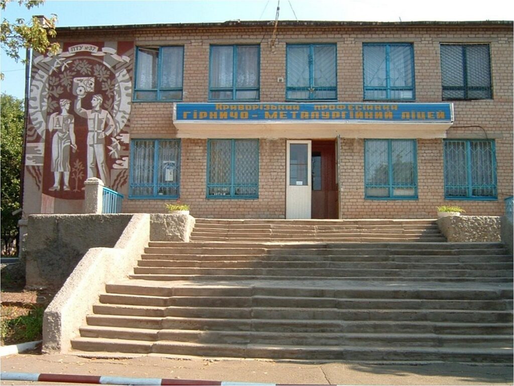 Уряд передав місцевим громадам Дніпропетровщини низку учбових закладів