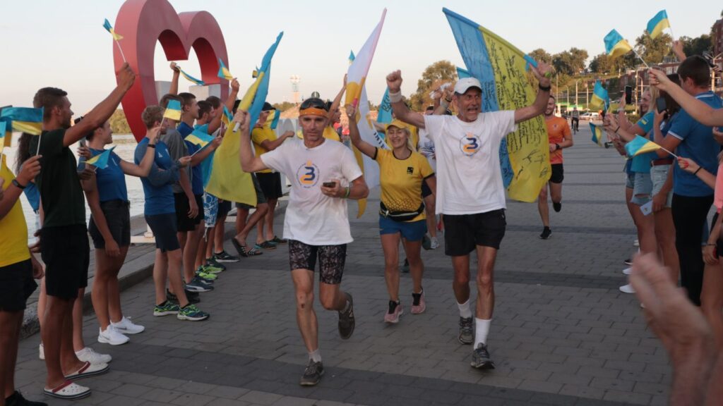 Зо півтори тисячі кілометрів, 26 днів та 9 областей: надмарафонці біжать Дніпропетровщиною