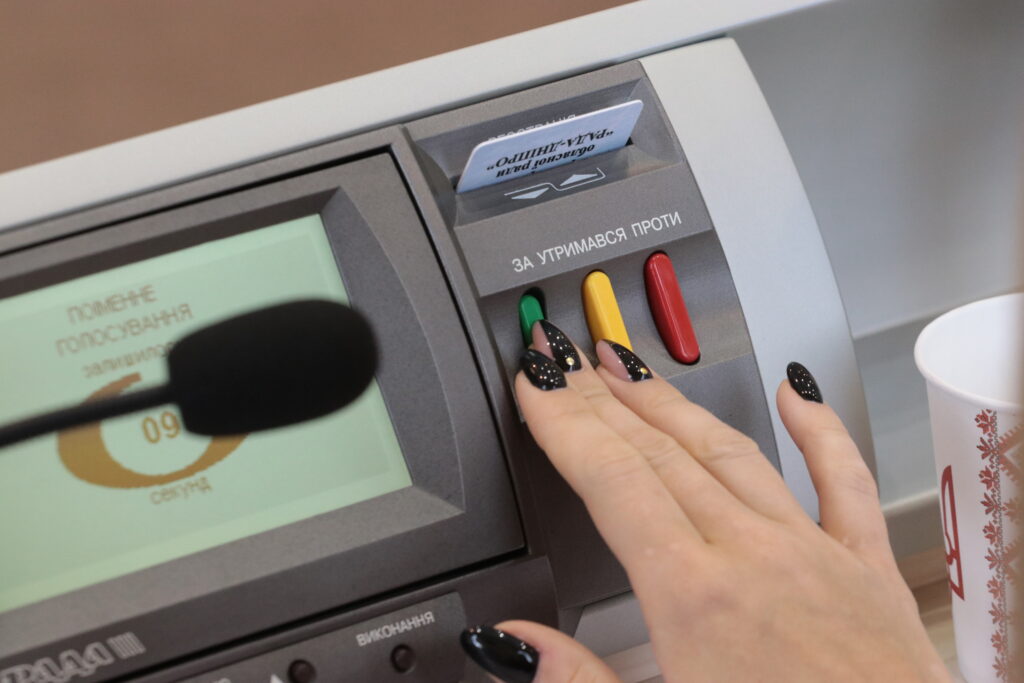 Збільшення обласного бюджету, капремонти лікарень та будівництво музею Петриківського розпису: що вирішила сьома сесія Дніпропетровської облради