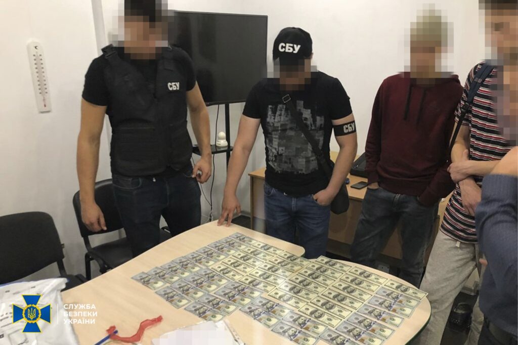 Державний реєстратор ЦНАП вимагав хабарі з місцевих жителів Дніпропетровської області