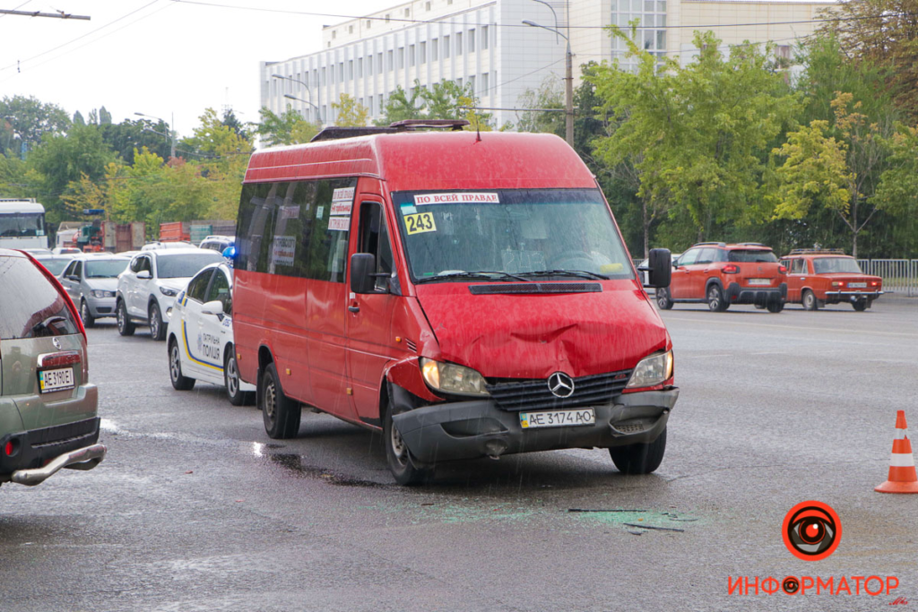 ДТП за участю 243-ої маршрутки: шестеро людей постраждало