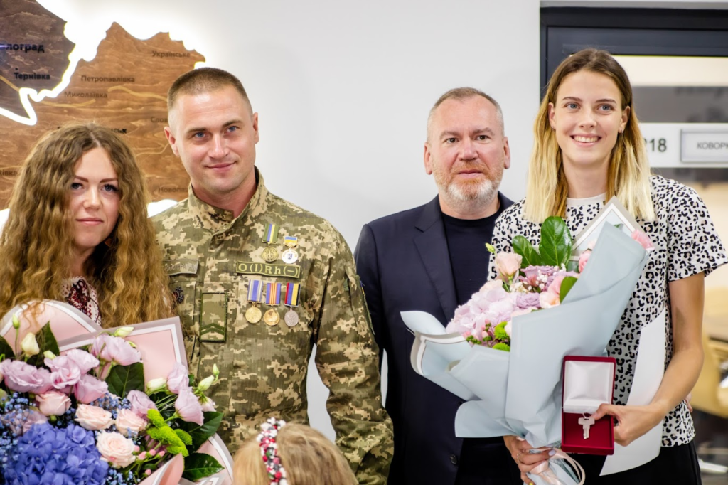 Ярослава Магучіх та боєць АТО Ігор Сулим отримали від ДніпроОДА квартири