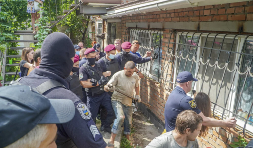 У Дніпрі міськрада з виконавчою службою знесли частину житлового будинку