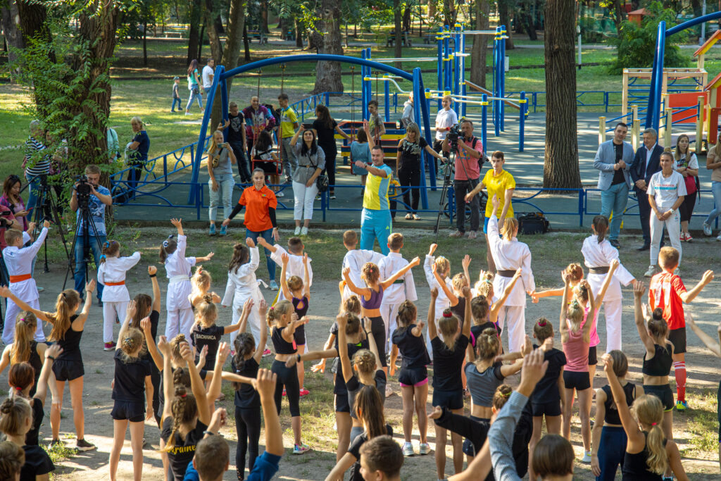Чемпіон світу з фехтування Богдан Нікішин провів руханку в «активному парку» у Дніпрі