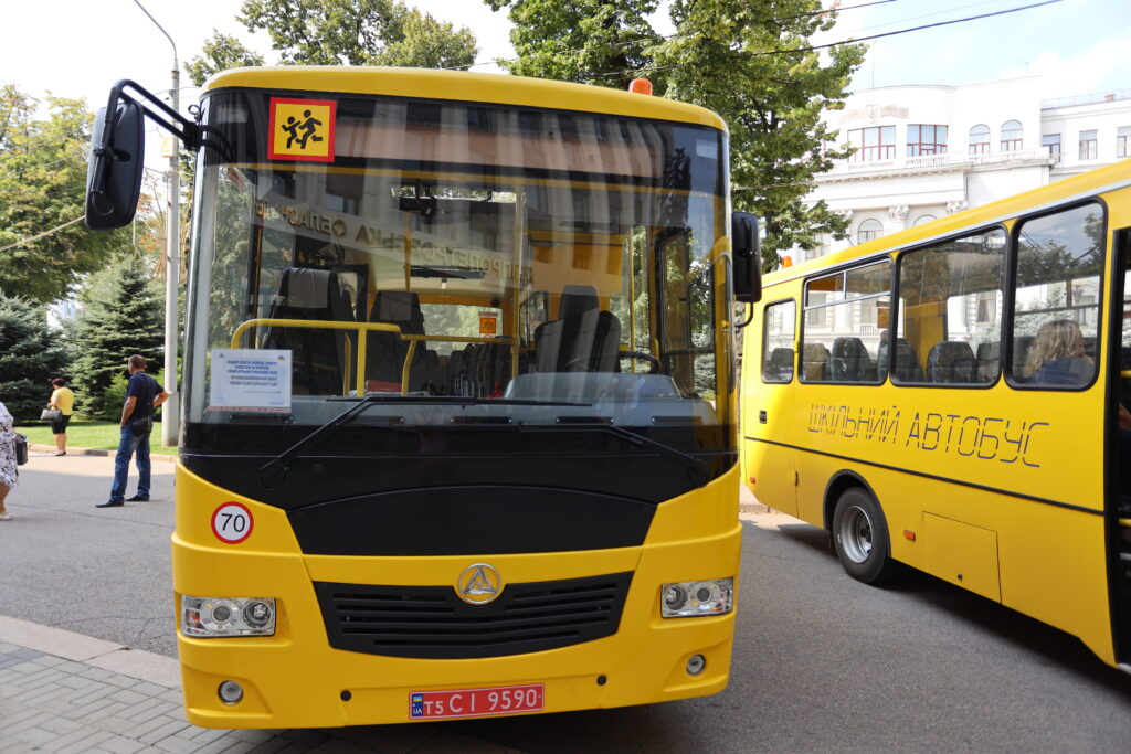 На Дніпропетровщині за 2021 рік купили найбільше шкільних автобусів в Україні (інфографіка)