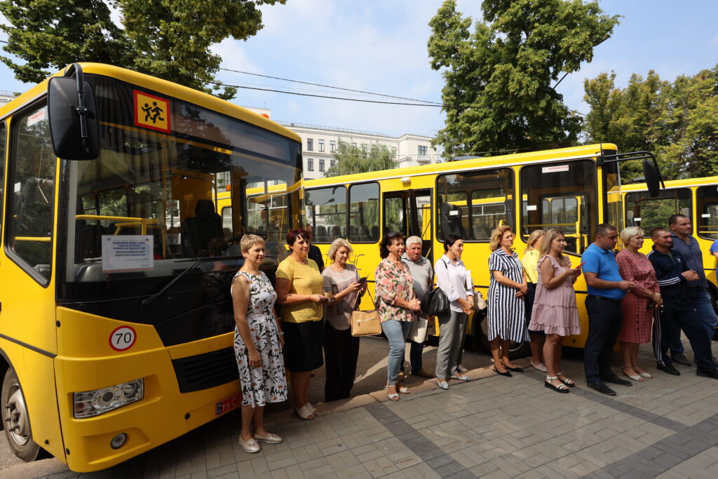 Ще три нові автобуси передали школам Дніпропетровщини