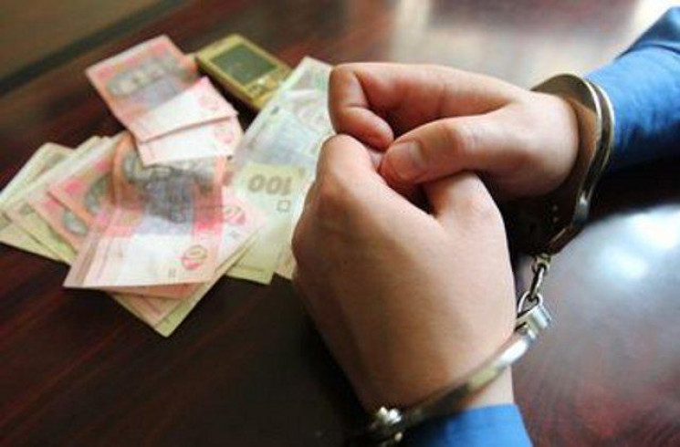 На Дніпропетровщині будуть судити поліцейського за отримання хабара у розмірі 1000 доларів