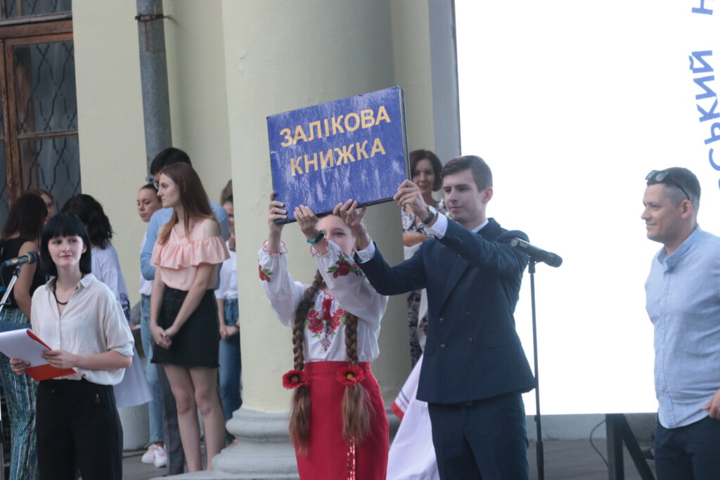 В Дніпровському національному університеті ім. О. Гончара відбулося урочисте посвячення в студенти